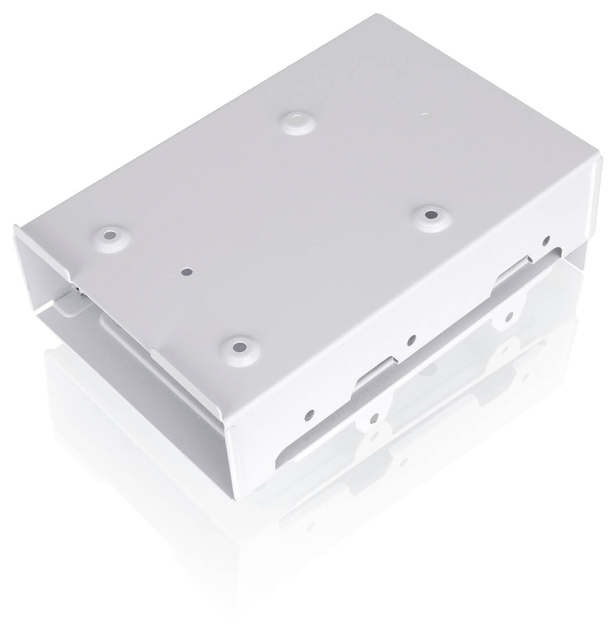 Witte metalen elektronische behuizing weergegeven onder een hoek, met bevestigingsgaten en zijuitsnijdingen.