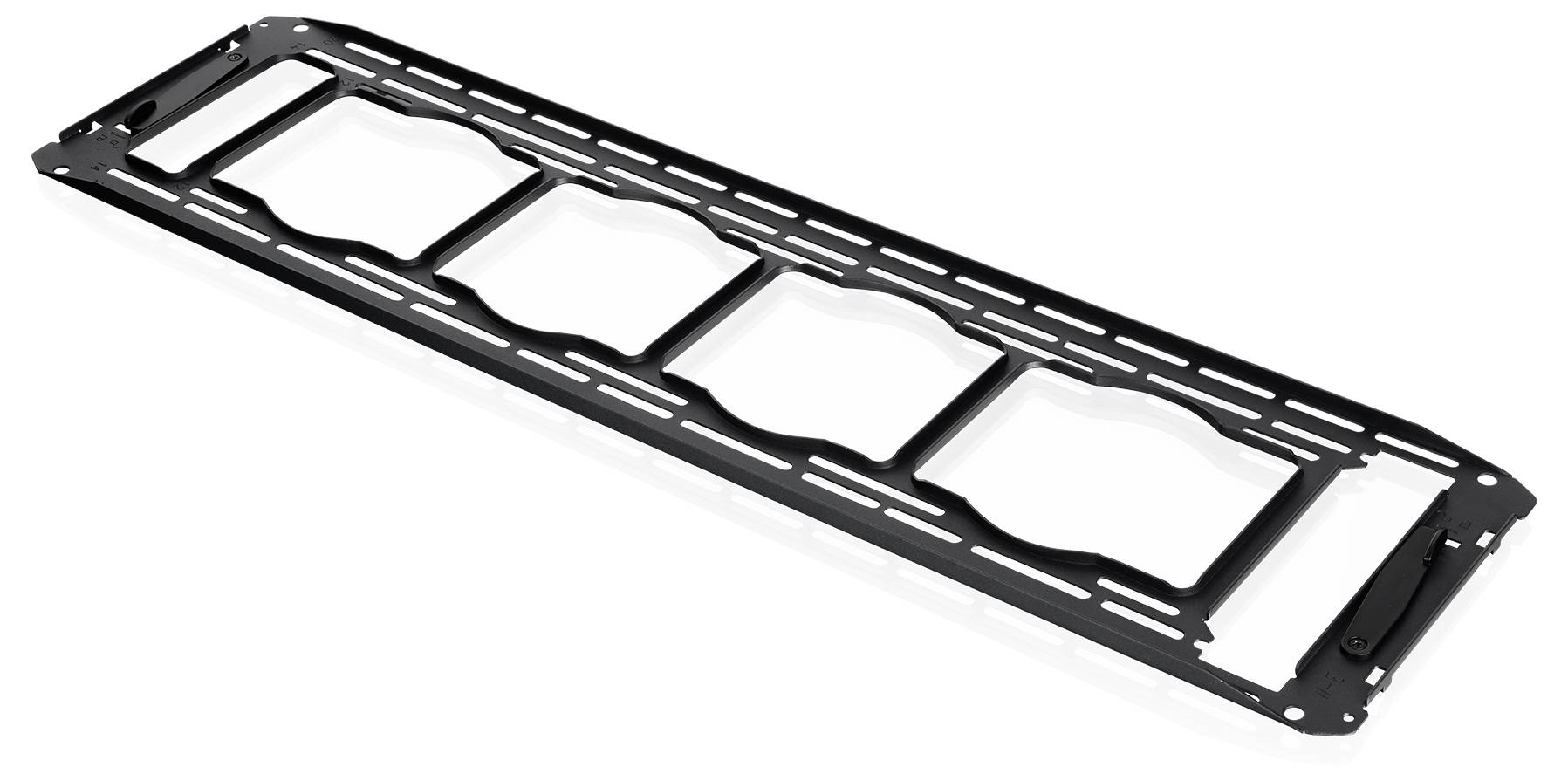 Zwart metalen montagebracket frame met meerdere rechthoekige uitsnijdingen, weergegeven op een witte achtergrond.