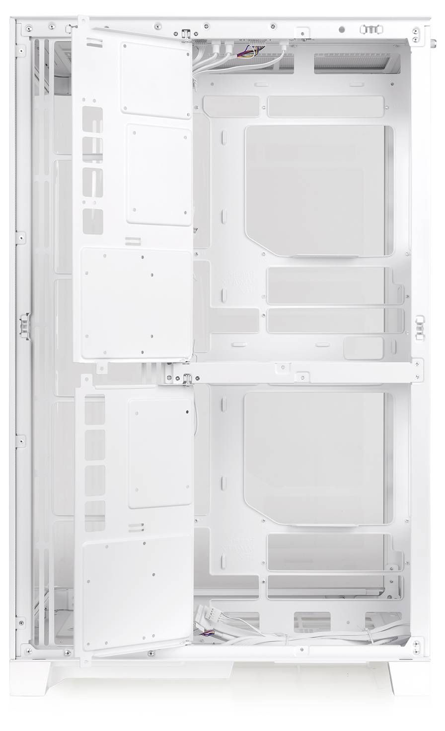 Lege witte computerbehuizing interieur met open zijpanelen, toont montagebaai, kabelrouteringsopeningen en ventilator-/rastergaten.