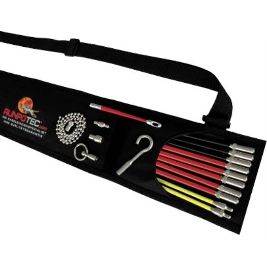 Zwarte gereedschapstas met rits en schouderband bevattende gereedschap met rode en gele handvaten, ketting, haken en kleine metalen onderdelen op een witte achtergrond.