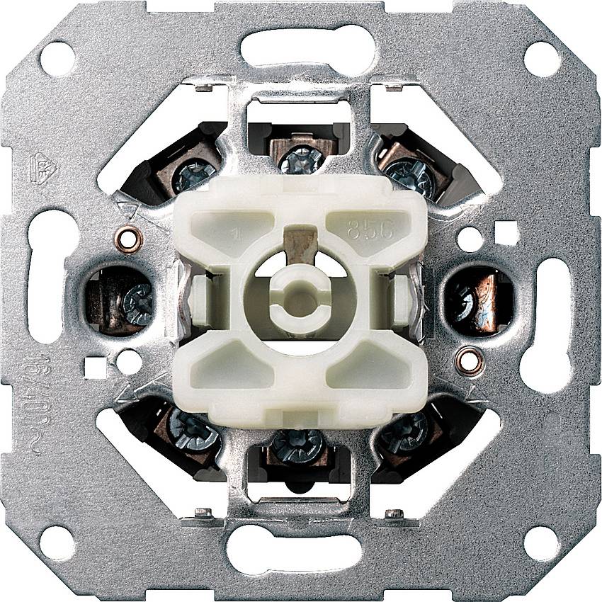 Detailaanzicht van een elektrische wandschakelaar-montageplaatje met een wit kunststofmechanisme en zichtbare schroefklemmen, gezien van achteren.