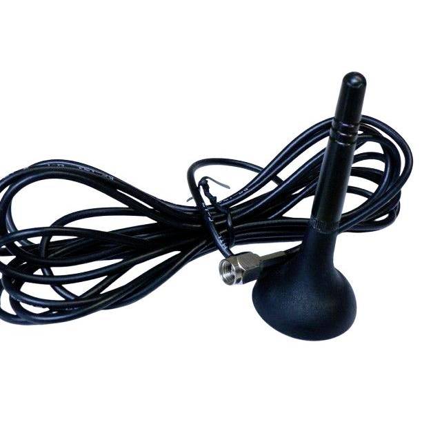 Zwarte kabel verbonden met een kleine antenne met magnetische basis en schroefdraad aansluiting, afgebeeld op een witte achtergrond.