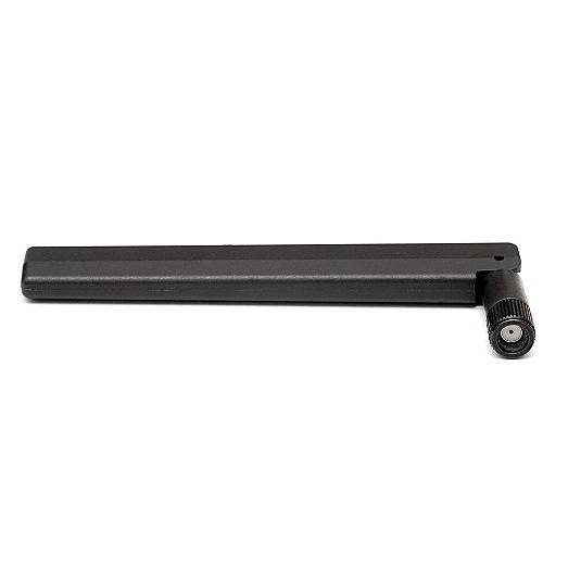 Zwarte L-vormige staafantenne met een rechthoekige basisconnector op een witte achtergrond.