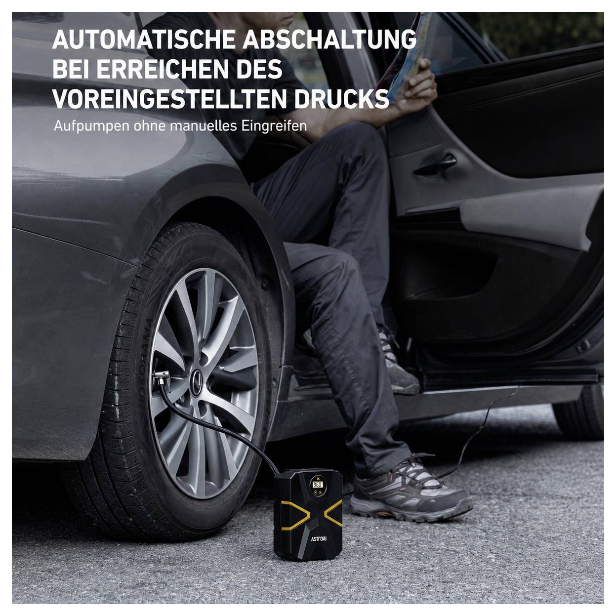 Autobandpomp wordt opgeblazen door een draagbare compressor naast een open autodeur, met Duitse tekst: 'Automatische uitschakeling bij vooraf ingestelde druk' en 'Opblazen zonder handmatige tussenkomst'.