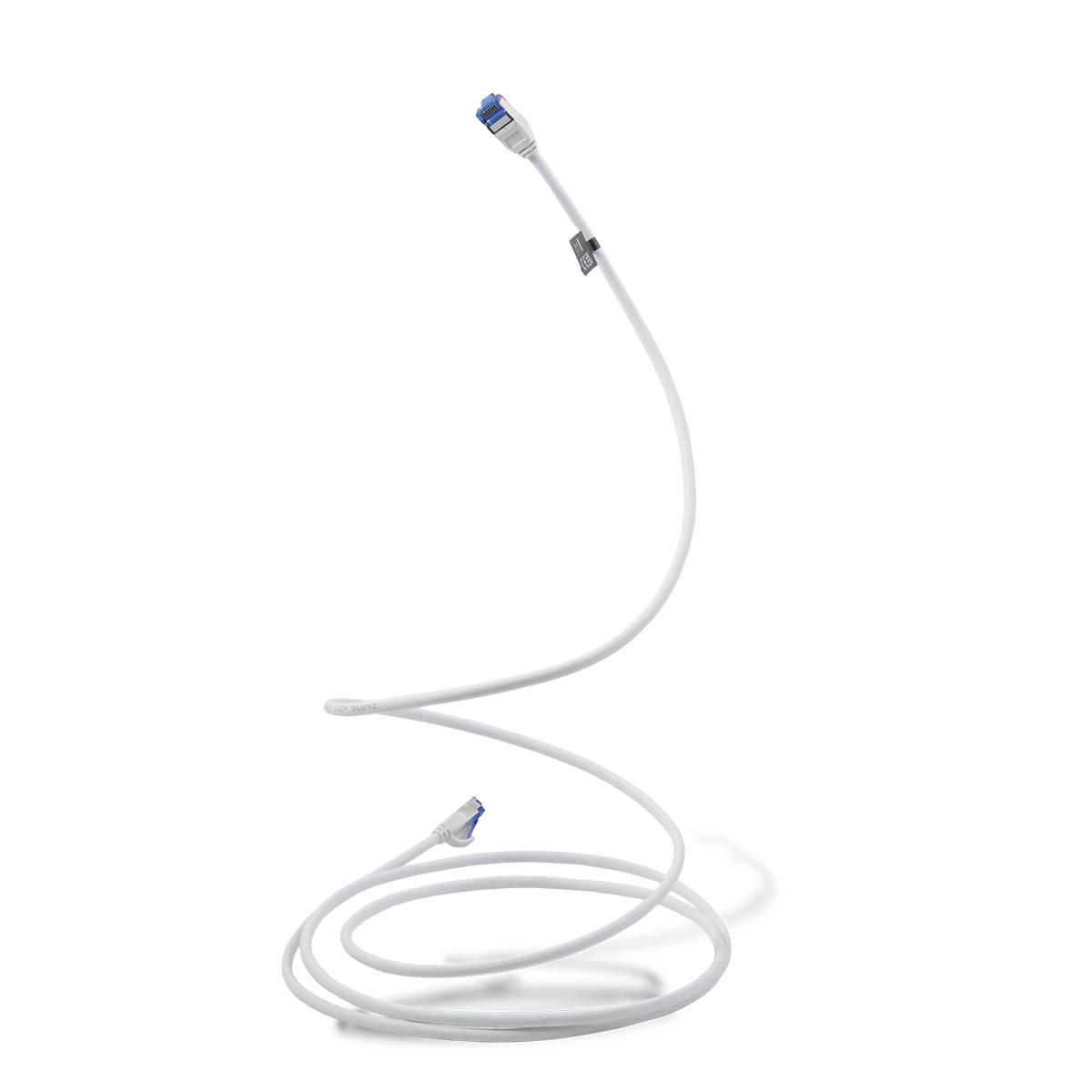 Witte Ethernet-kabel opgerold in een losse spiraal, met RJ45-connectoren aan beide uiteinden, op een effen witte achtergrond.