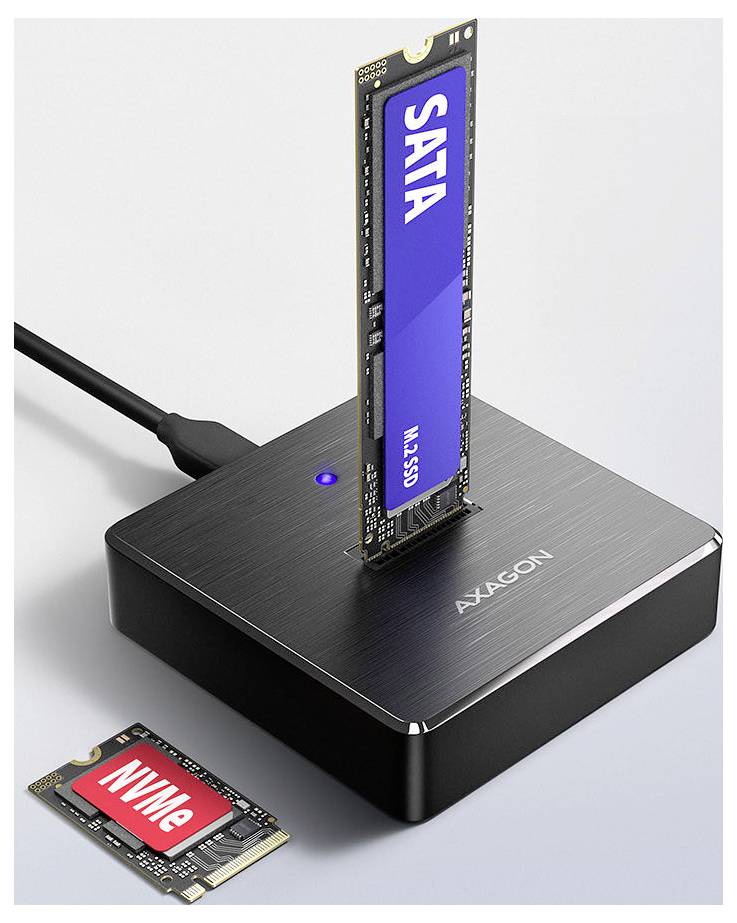 Axagon M.2 SATA SSD dockingstation met één schijf verticaal ingebracht en een ander ernaast liggend.