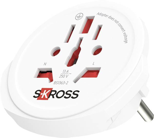 Witte SKROSS reisadapter met UK-stijl stopcontact, gelabeld 13A 250V en 'Adapter converteert geen spanning'.