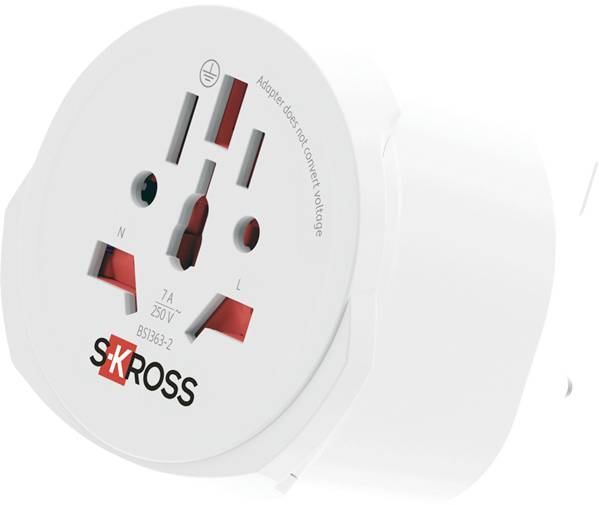 Universele witte reisstekkeradapter met UK-stijl stopcontactopeningen, gelabeld 'Adapter converteert geen spanning' en SKROSS-branding.