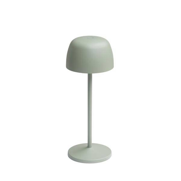 Minimalistische groene tafellamｐ met een afgeronde koepelvormige kap, slanke stam en cirkelvormige voet op een witte achtergrond.