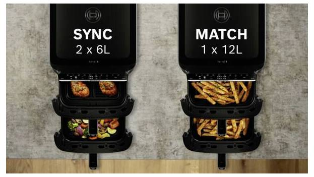Zwart-witte afbeelding van twee airfryers naast elkaar met digitale bedieningspanelen met opschriften 'SYNC 2 x 6L' en 'MATCH 1 x 12L', elk met twee gestapelde kookbakken met voedsel erin.