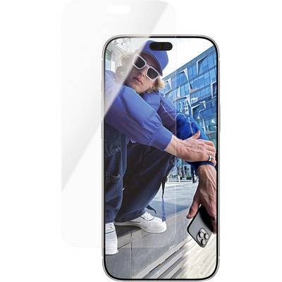 Smartphone toont een foto op volledig scherm van een jong persoon in blauwe streetwear en witte zonnebrillen die hurkt bij een glazen gebouw, terwijl hij een telefoon vasthoudt.