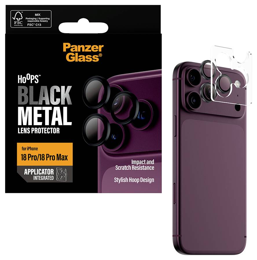 Verpakking en iPhone-voorbeeld voor Panzer Glass HoOps Black Metal lensprotector, met een duidelijke cameralensafdekking die over de achteracamera van de telefoon is aangebracht.