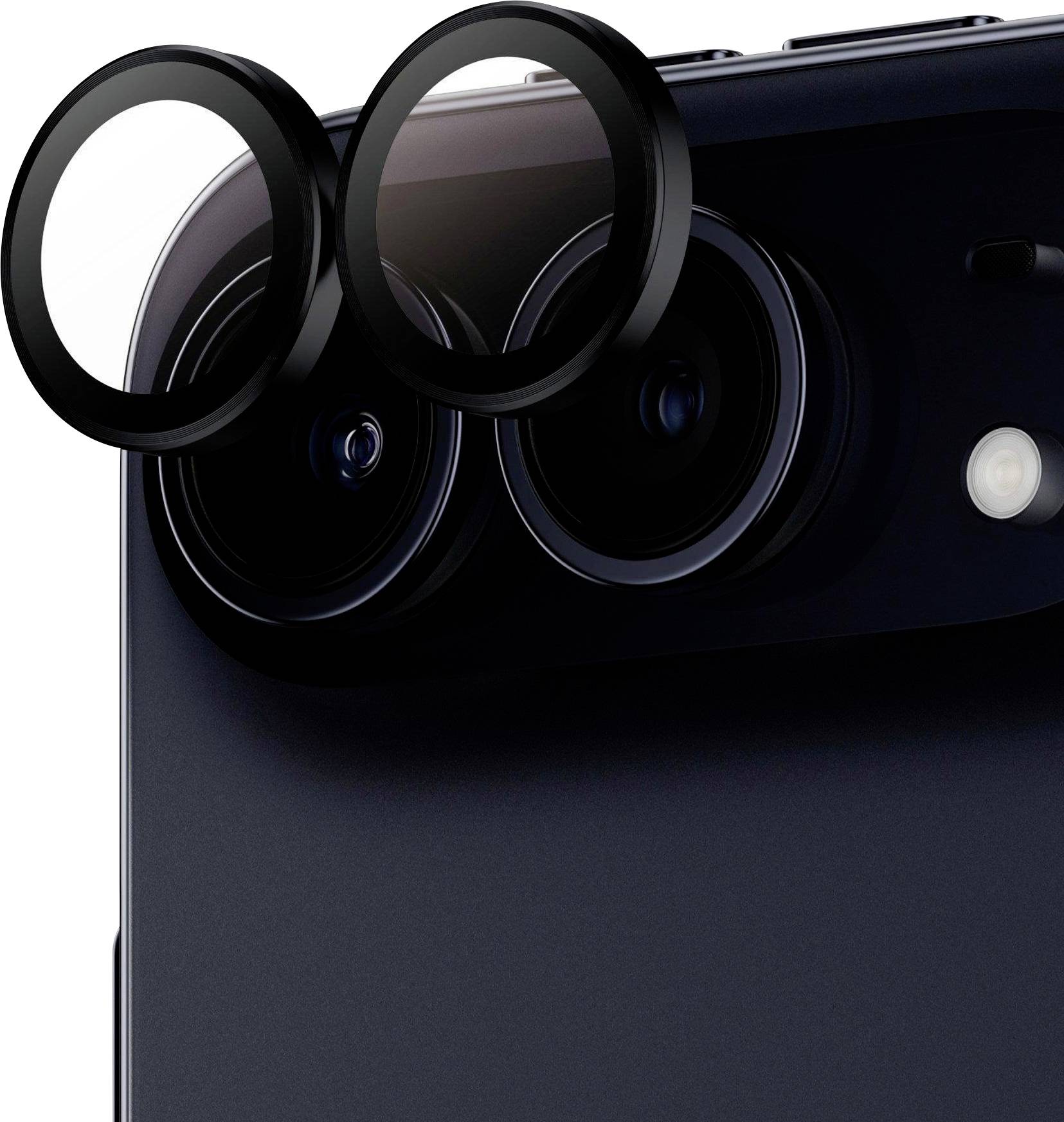 Vergroting van een smartphonecamera aan de achterkant met meerdere lenzen en een flitser, waarbij de nadruk ligt op de camerapparatuur.