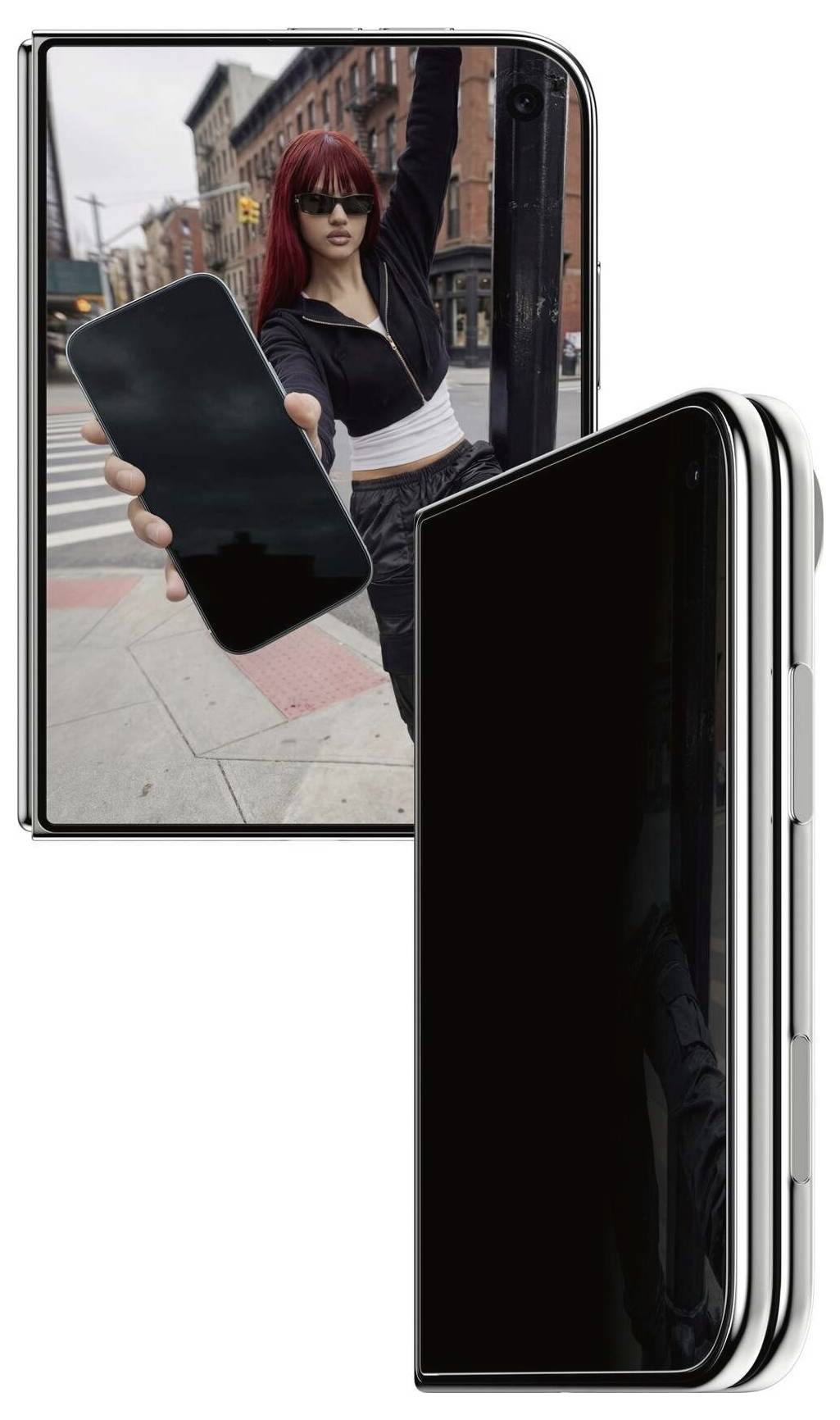Twee opvouwbare smartphones, waarvan er één een vrouw toont die een spiegelselfie maakt buiten op een stadsstraat.