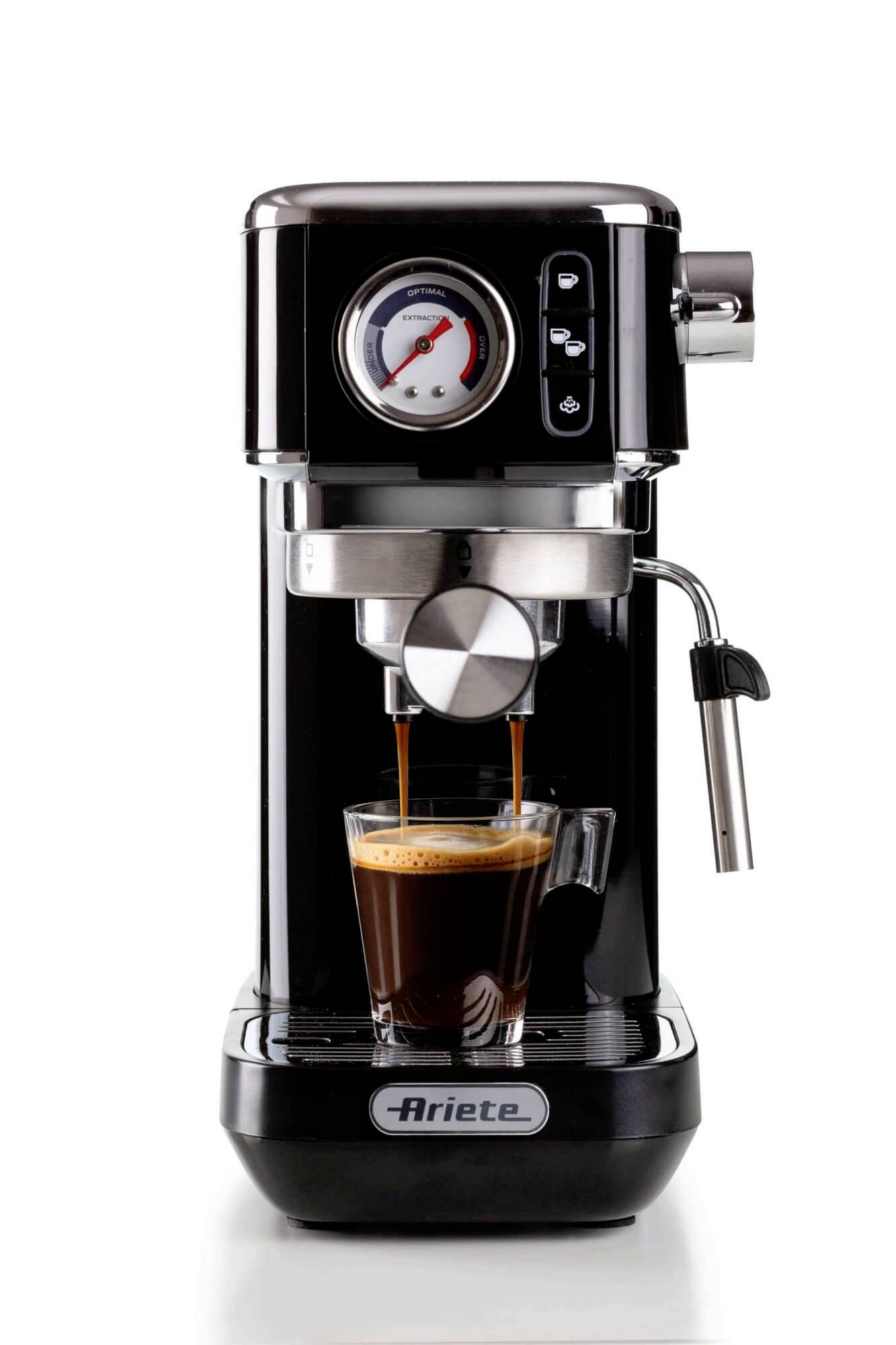 Zwarte Ariete espressomachine die koffie in een glazen kopje zet, met een drukmanometer en stoomstok zichtbaar.