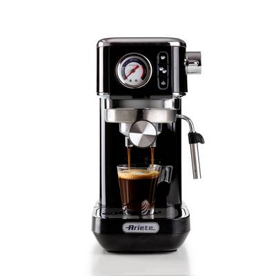 Zwarte Ariete espressomachine die koffie in een glazen kopje zet, met een drukmanometer en stoomstok zichtbaar.