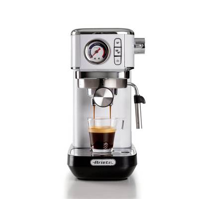 Chrome Ariete espressomachine die koffie in een helder glazen kopje brouwt, met zichtbare drukmeter en stoomsproeier