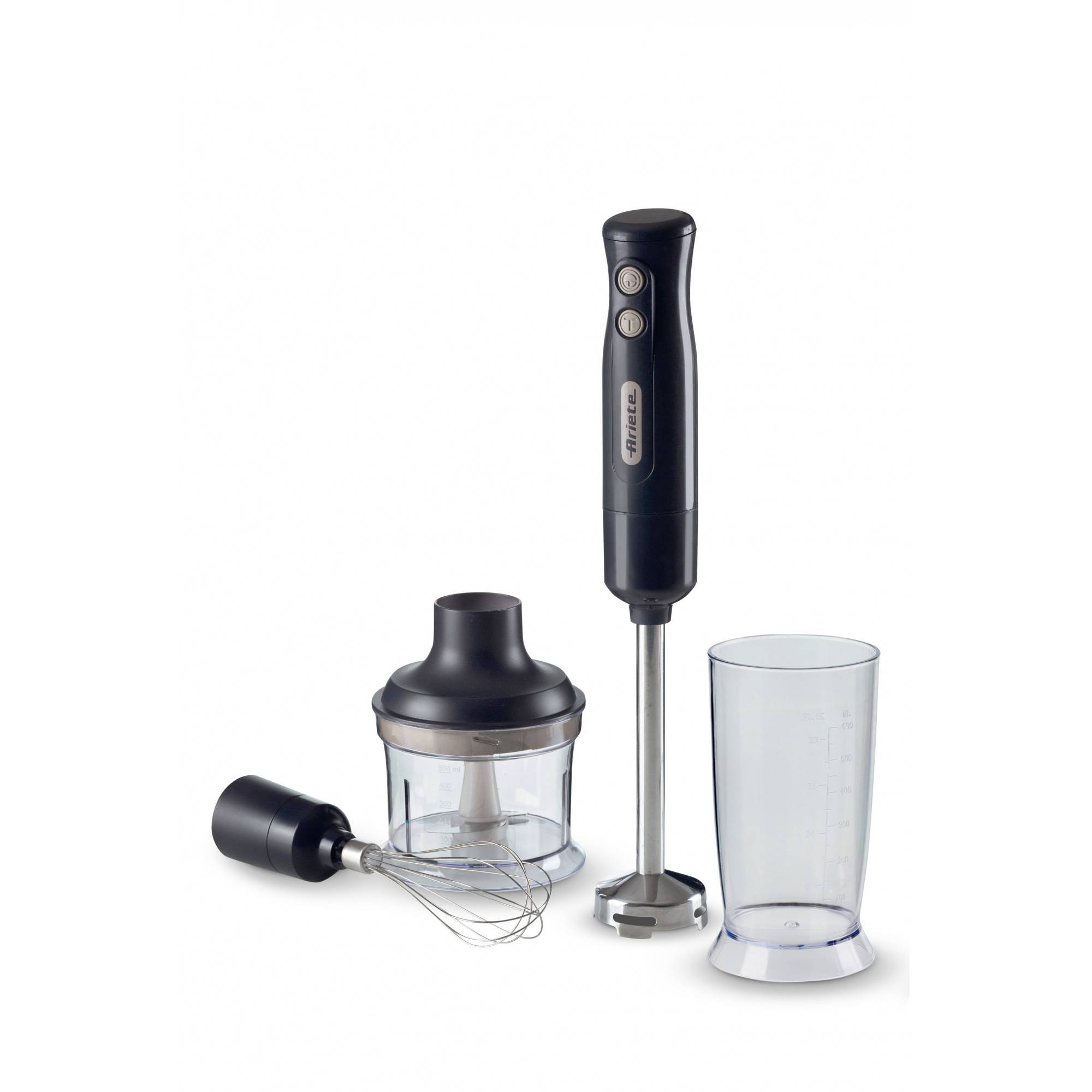 Staafmixer set met motorhandvat, klopper, hakkelschaal en maatbeker op een witte achtergrond.