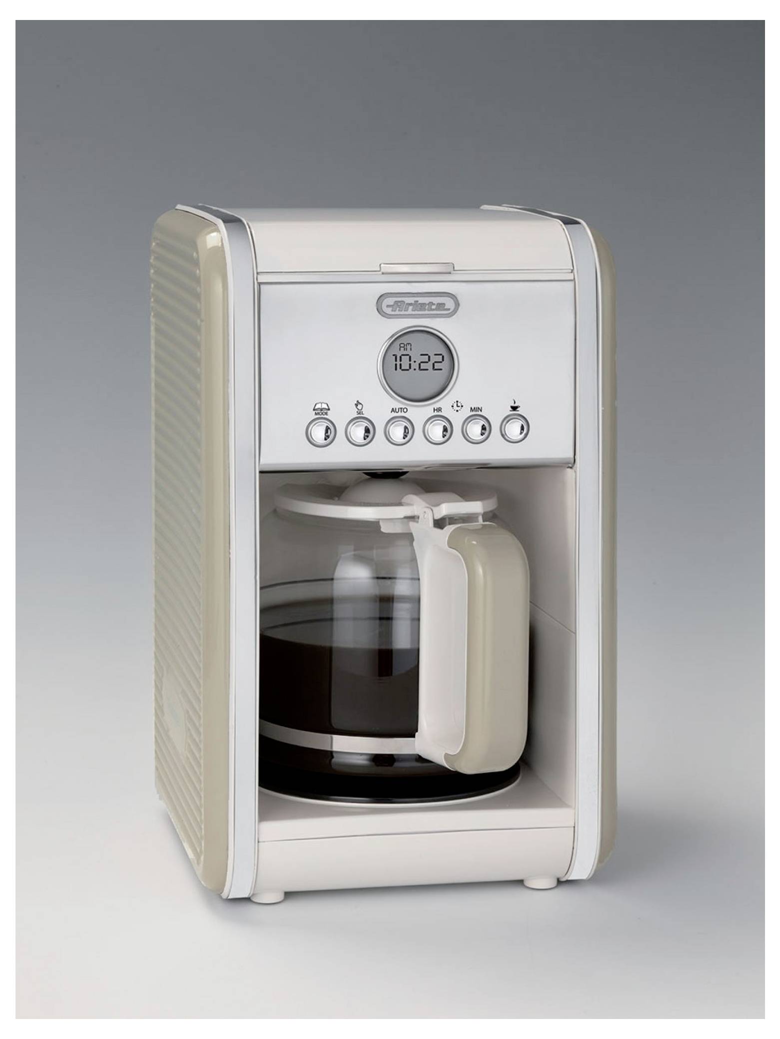 Vooraanzicht van een compact koffiezetapparaat van De'Longhi met glazen kan, digitale klokweergave en bedieningsknoppen.