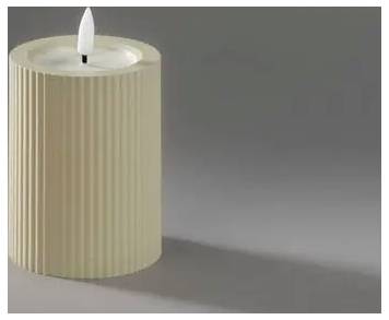 Een beige geribde cilindrische kaars met een witte lont op een grijze achtergrond, die een schaduw werpt.