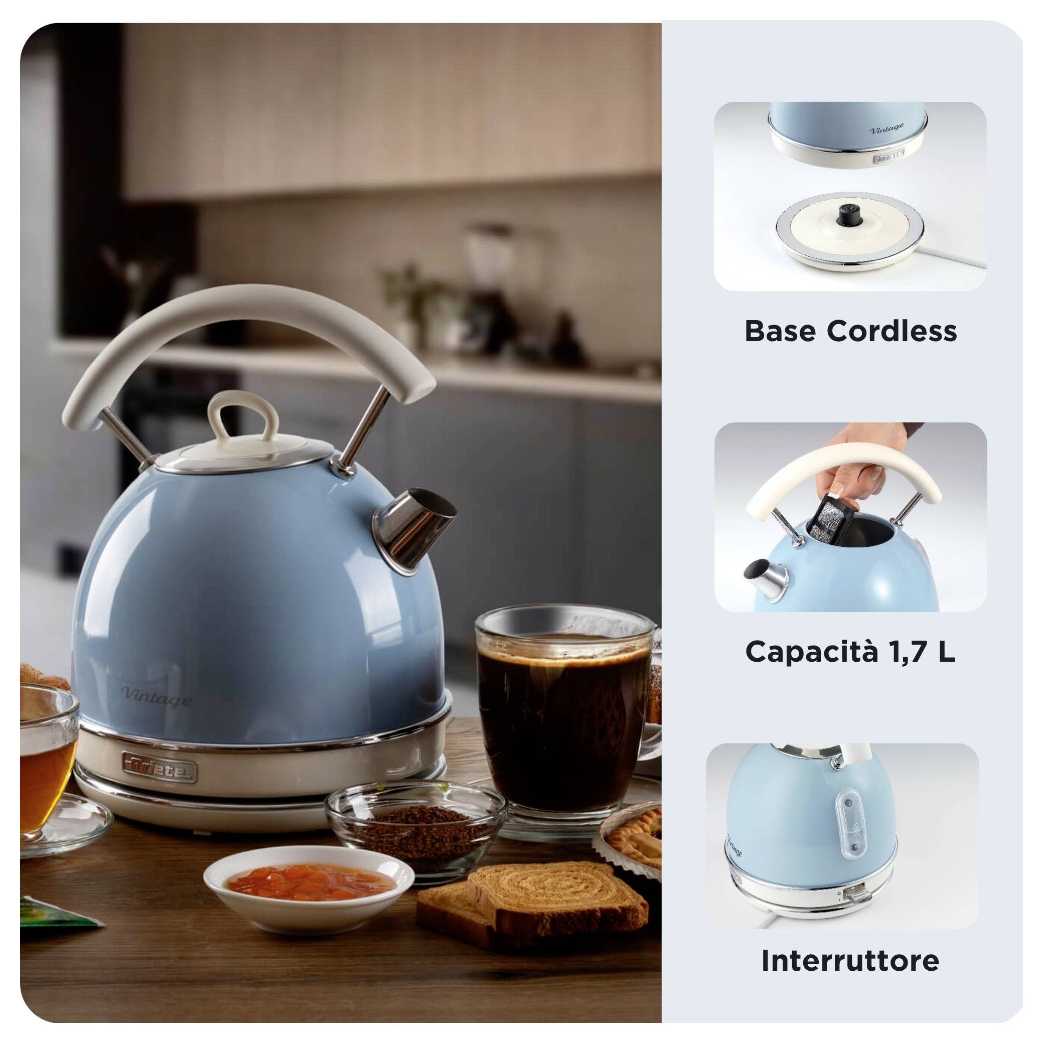 Blauwe draadloze elektrische waterkoker met voet, inhoud van 1,7 L, en aan/uit-schakelaar, afgebeeld op een keukentafel met thee en toast.