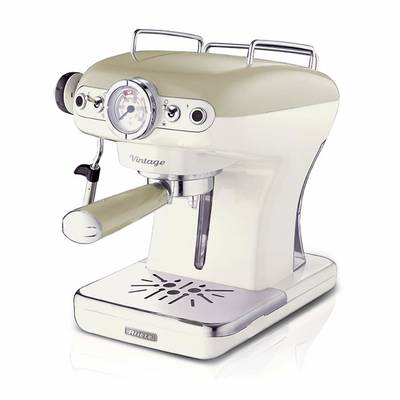 Retro beige espressomachine met drukmanometer, chromen accenten, portafilterhendel en druppelbakje, getoond op een witte achtergrond.