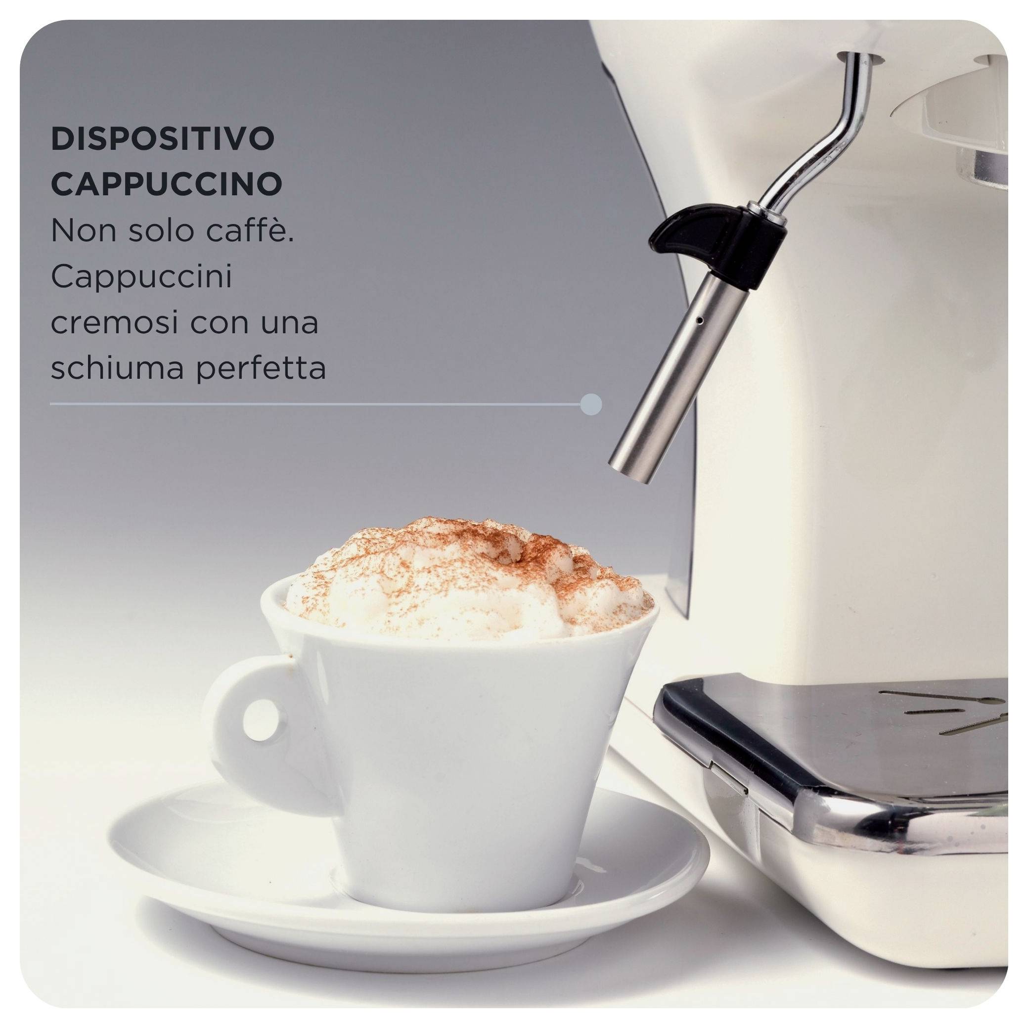 Koffiemachine cappuccino-schuimer die romige schuim in een wit kopje dispenseert; Italiaanse tekst promoot 'DISPOSITIVO CAPPUCCINO' voor perfecte cappuccino's.