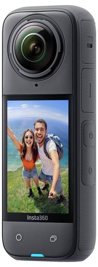 Een compacte Insta360 actioncamera met een groot objectief en touchscreen waarop een glimlachend stel een selfie buiten neemt.