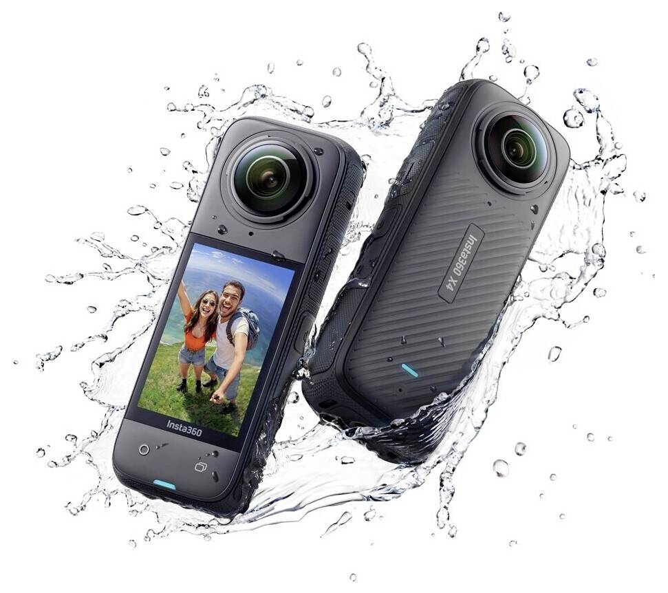 Twee robuuste Insta360 actioncamera's getoond van voor en achter, spattend door water, met één scherm dat een groepselfie van twee wandelaars weergeeft.