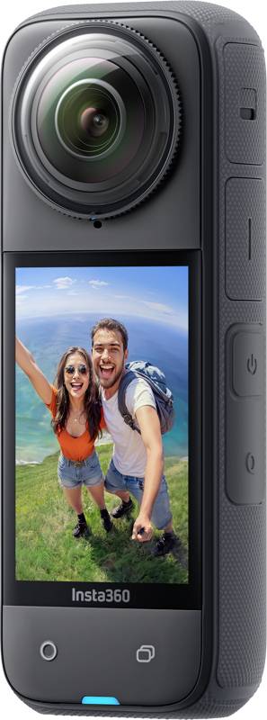 Compacte Insta360 actiecamera met grote lens en achtermigratie aanraakscherm waarop een glimlachend stel een selfie buiten op een grazig heuvelachtig terrein maakt.