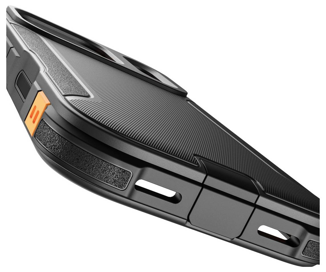 Close-up van een robuuste zwarte telefoonhoes met gegrepen textuur en oranje accent, weergegeven onder een hoek op een witte achtergrond.