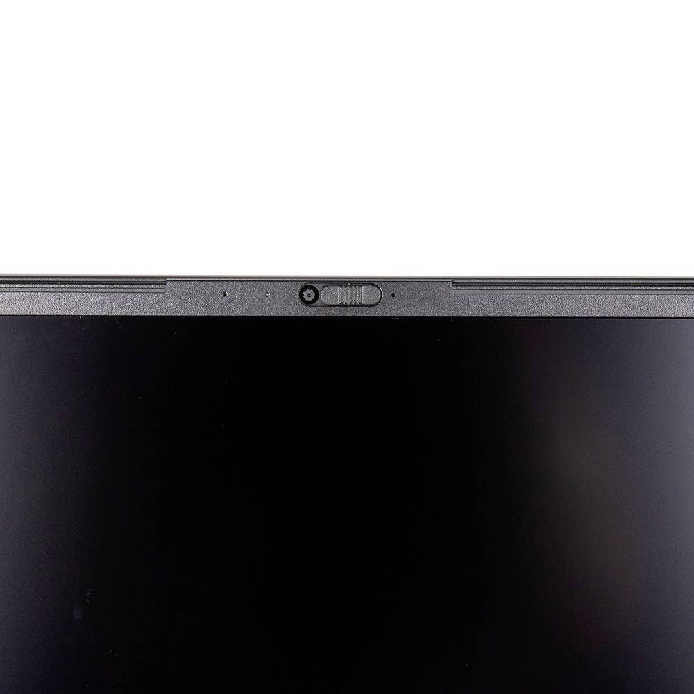 Close-up van een zwart laptopscherm met de bovenste rand en ingebouwde camera zichtbaar tegen een witte achtergrond.
