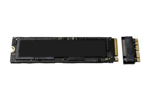 Een M.2 solid-state drive weergegeven naast een afneembare adapterconnector op een witte achtergrond.