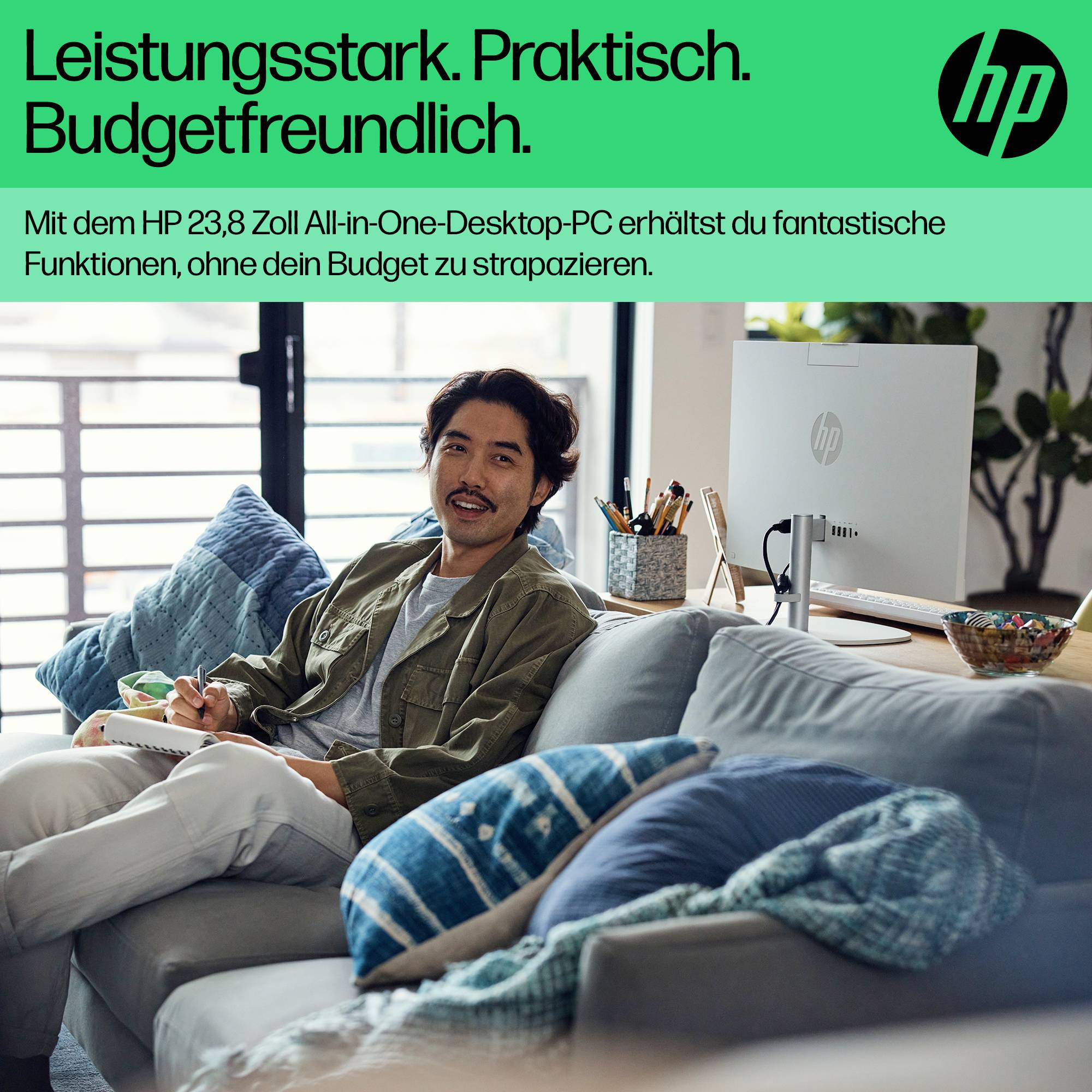 HP-advertentie in het Nederlands die een 23,8-inch all-in-one desktopcomputer aanbeveelt als krachtig, praktisch en budgetvriendelijk, afgebeeld naast een man op een bank thuis.