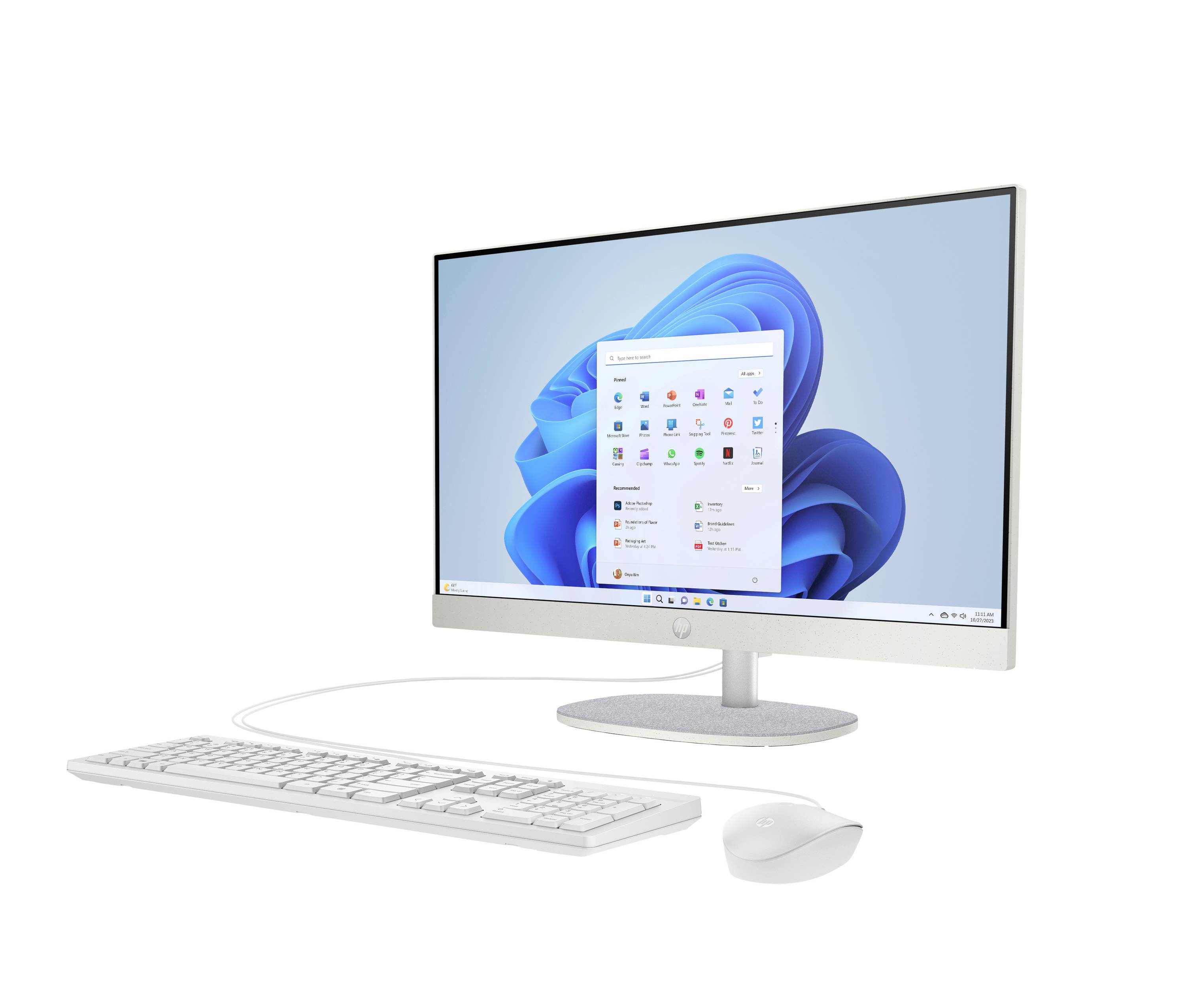 Witte desktopcomputeropstelling met monitor met Windows 11-startmenu, plus bijpassend toetsenbord en muis op een witte achtergrond.
