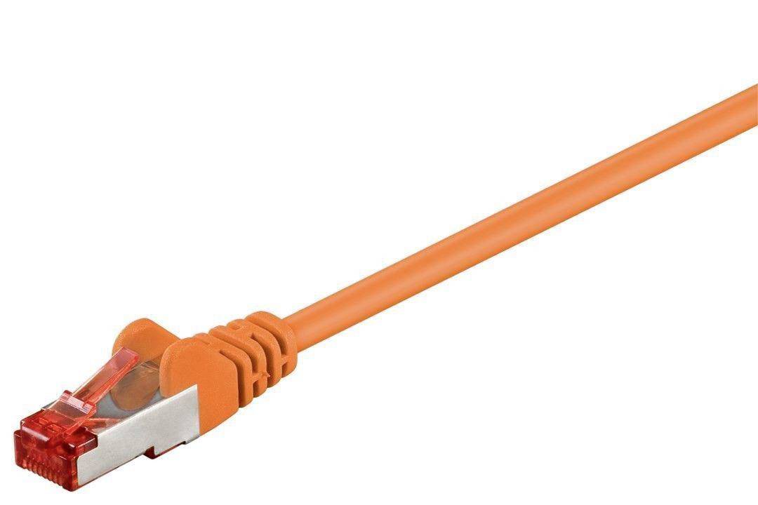 Oranje Ethernet-kabel met RJ45-aansluiting op witte achtergrond