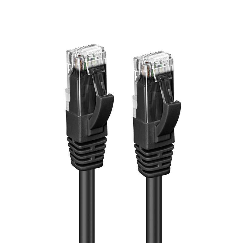 Twee zwarte Ethernet-kabels met RJ45-connectoren naast elkaar op een witte achtergrond weergegeven.