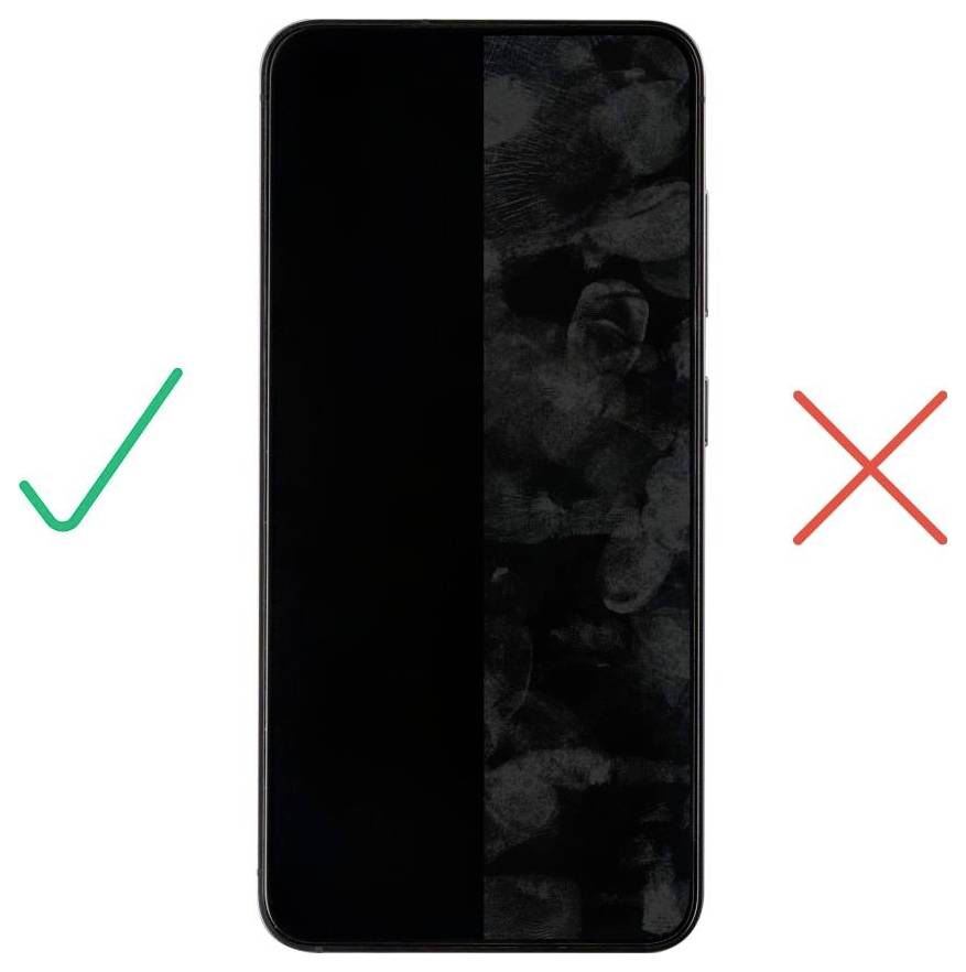 Smartphone-scherm met vingerafdrukken, links weergegeven als acceptabel met een groen vinkje en rechts als onaceptabel met een rood kruis.