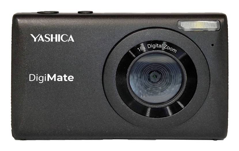 Vooraanzicht van een zwarte Yashica DigiMate digitale camera met groot objectief en flitser, weergegeven tegen een witte achtergrond.