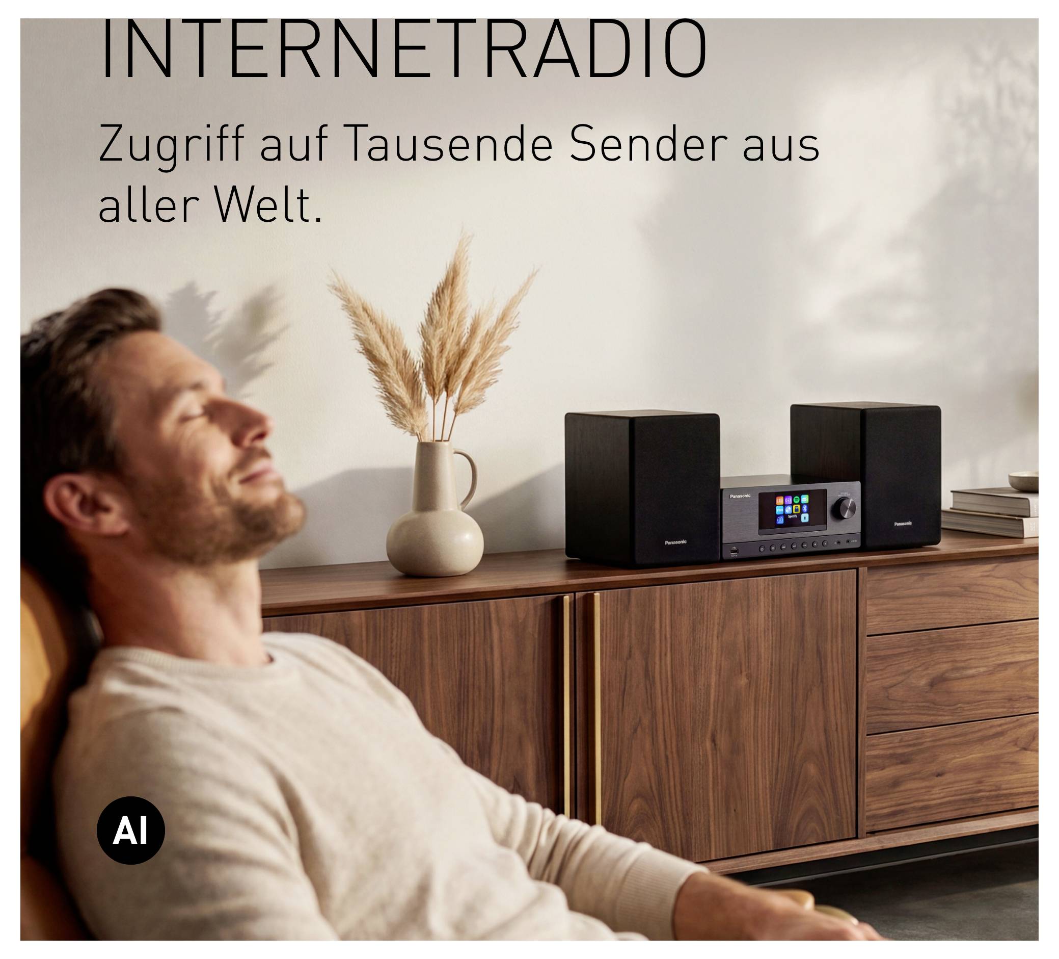 Man die ontspant in een stoel naast een internetradiosysteem op een kast, met Duitse tekst 'INTERNETRADIO' en 'Toegang tot duizenden zenders van overal ter wereld.'