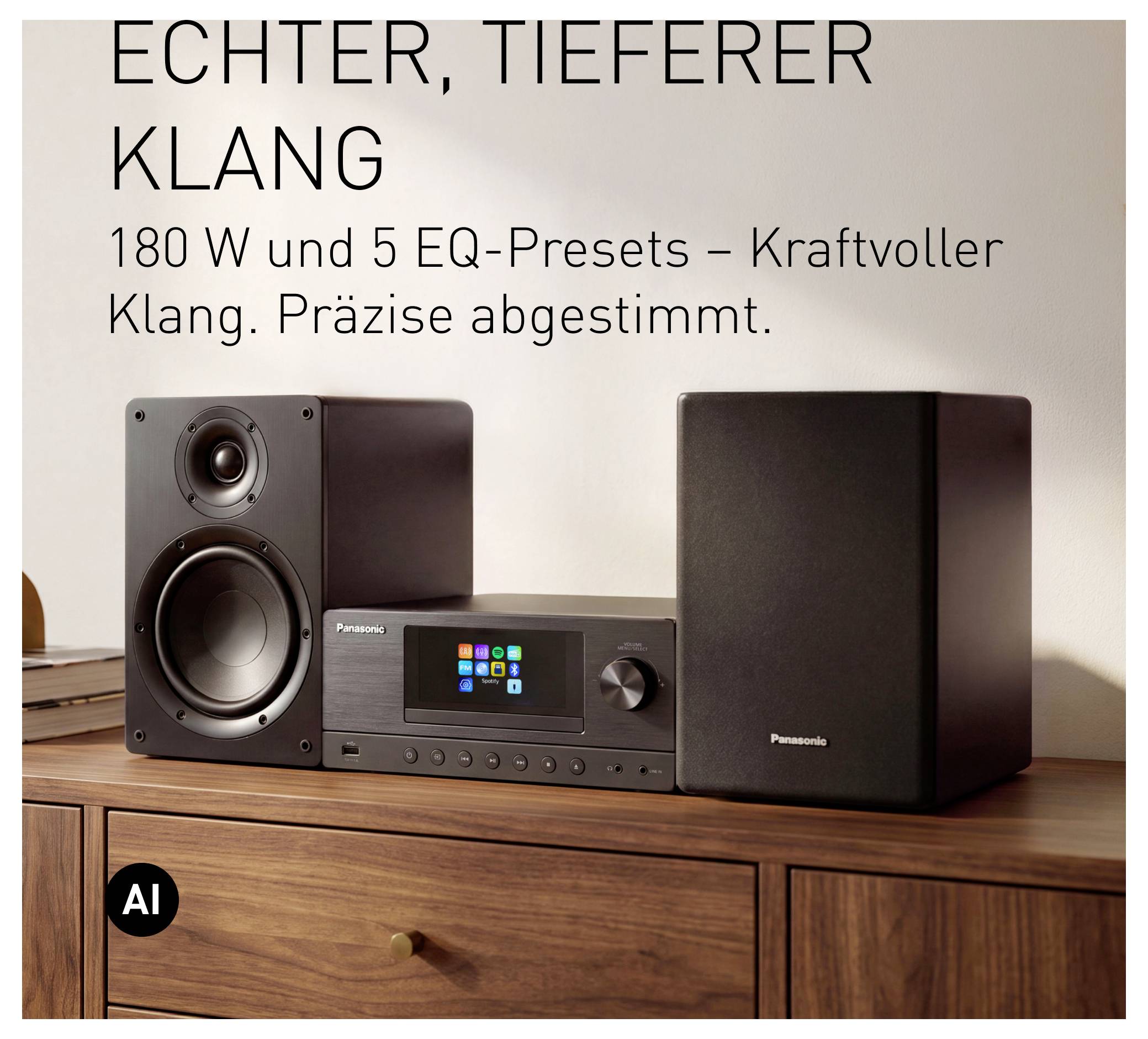 Panasonic stereosysteem met twee luidsprekers en displayeenheid op een houten kast, met Duitse tekst die 'strakker, dieper geluid' en 180W met 5 EQ-presets promoot.