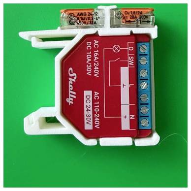 Shelly relais module op groene achtergrond, gelabeld AC/DC 110-240V met klemschroeven en bedradingsschema.