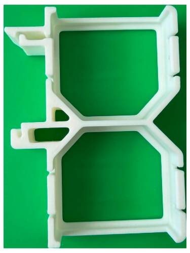 Wit plastic ineen grijpend frame of beugeldeel op een groene achtergrond, rechtop weergegeven met uitgesneden middensecties.