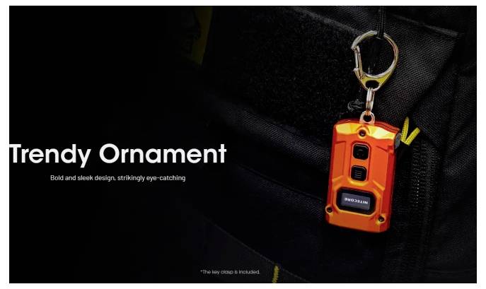 Oranje sleutelhanger die aan een tas hangt, weergegeven als een trendy ornament met de tekst 'Trendy Ornament' en 'Bold and sleek design, strikingly eye-catching'.