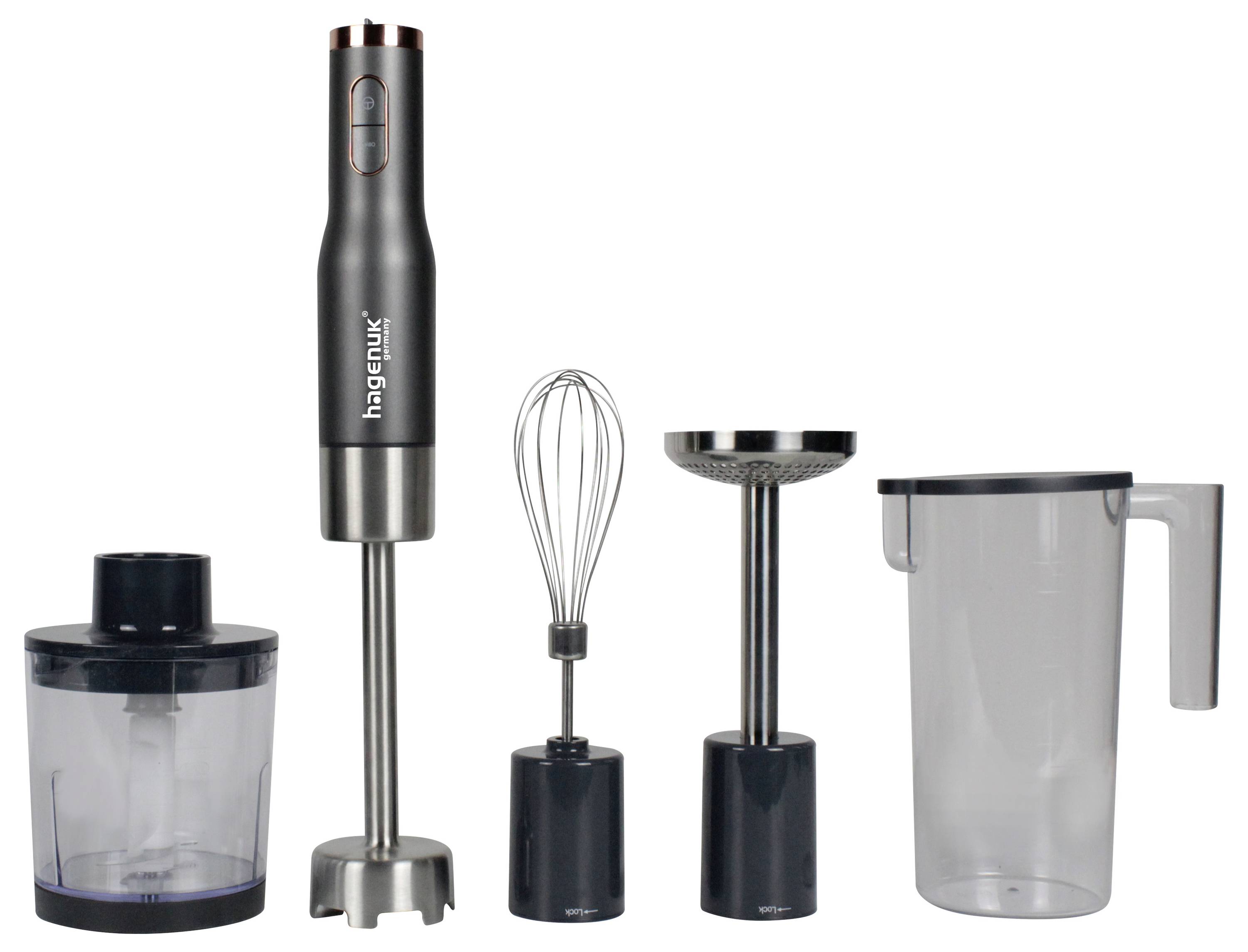 Vijfstuksset immersion blender met motorhandvat, mengstok, garde, opschuimer en maatbeker, allemaal weergegeven op een witte achtergrond.