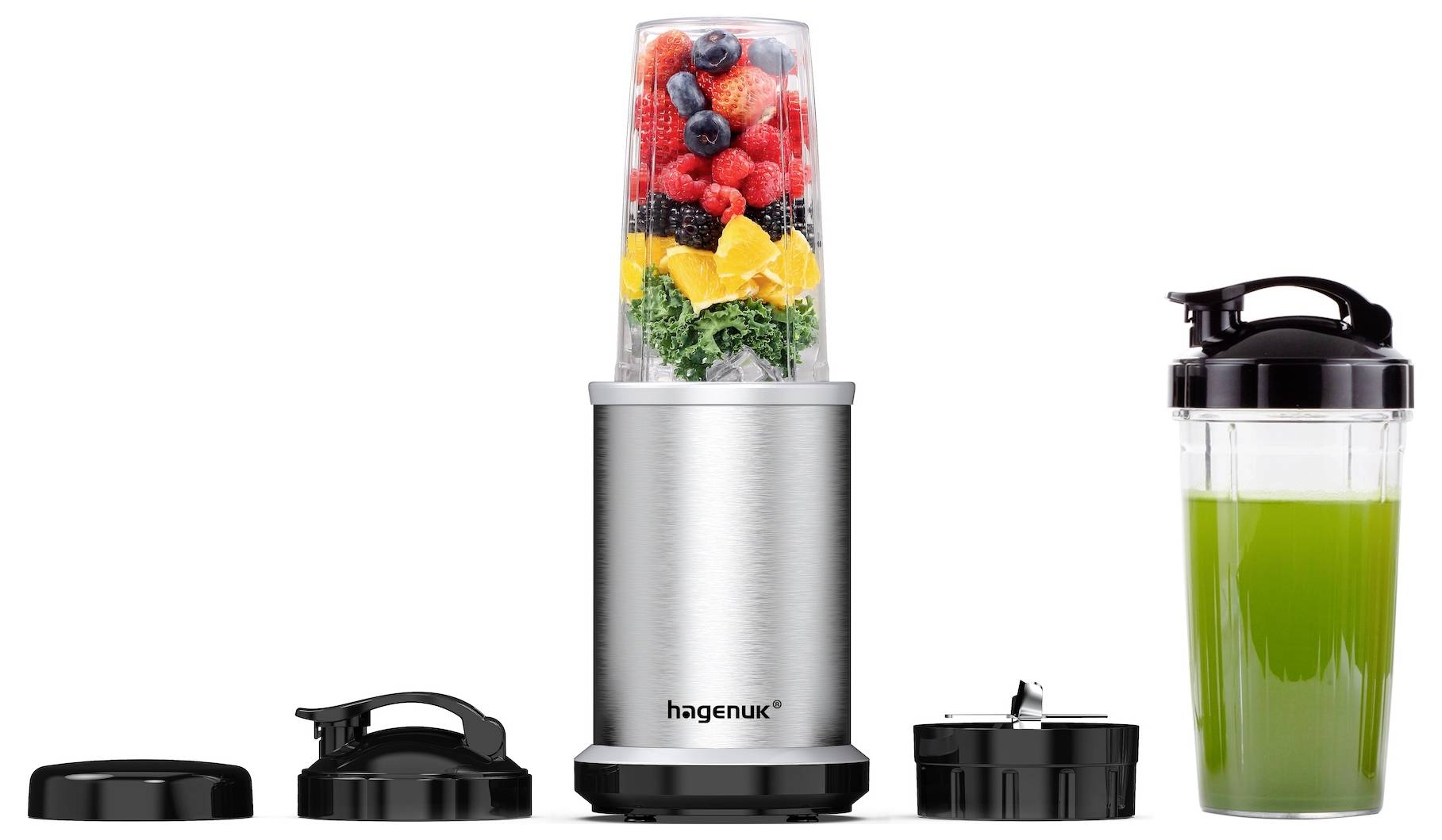 Roestvrijstalen blenderbasis met fles en accessoires, met een gelaagde fruitsmootie in de container en een groen drankje in een reisbeker