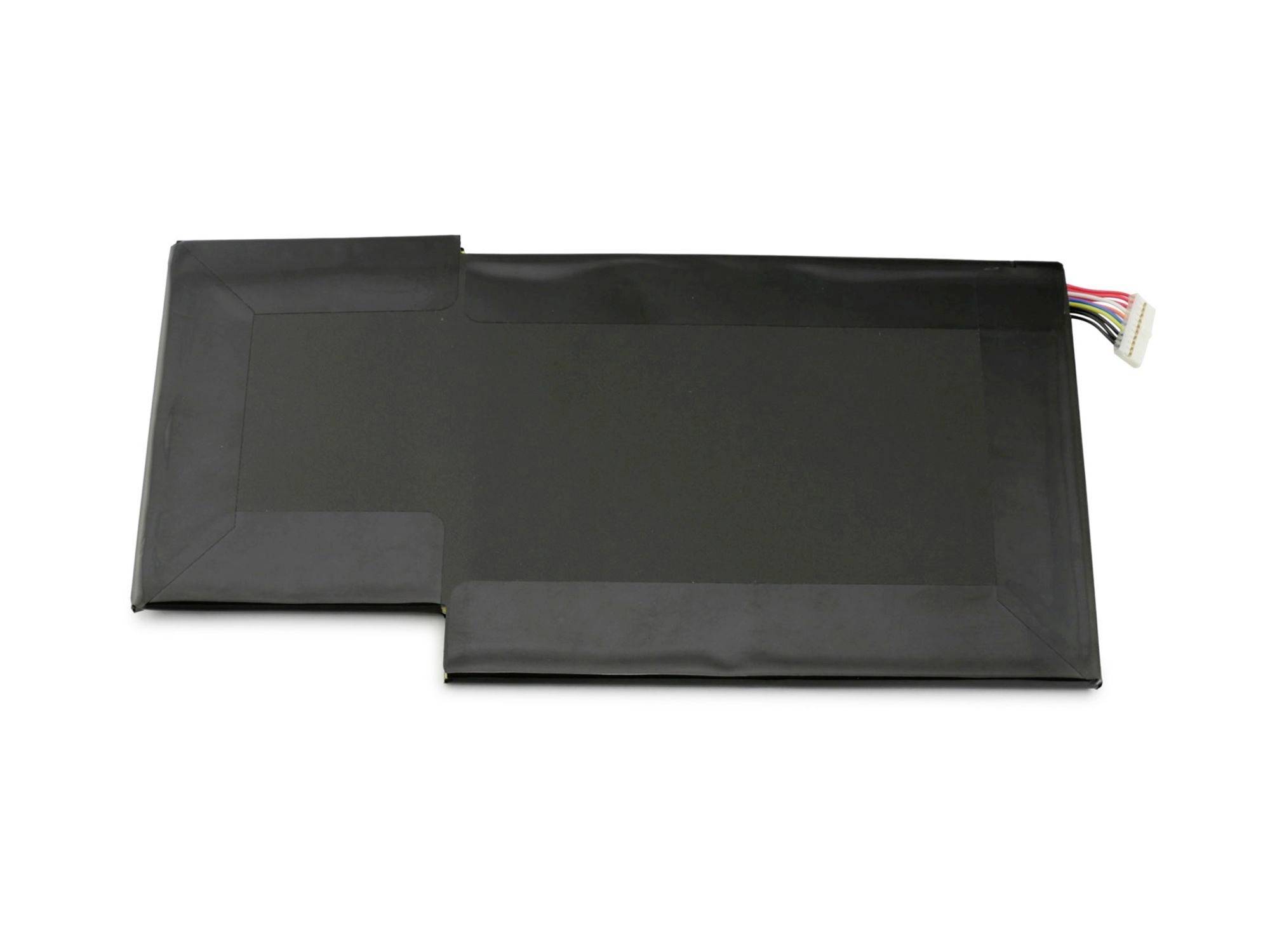 Zwarte rechthoekige batterijpack met aangesloten multi-draad-connector op een witte achtergrond.