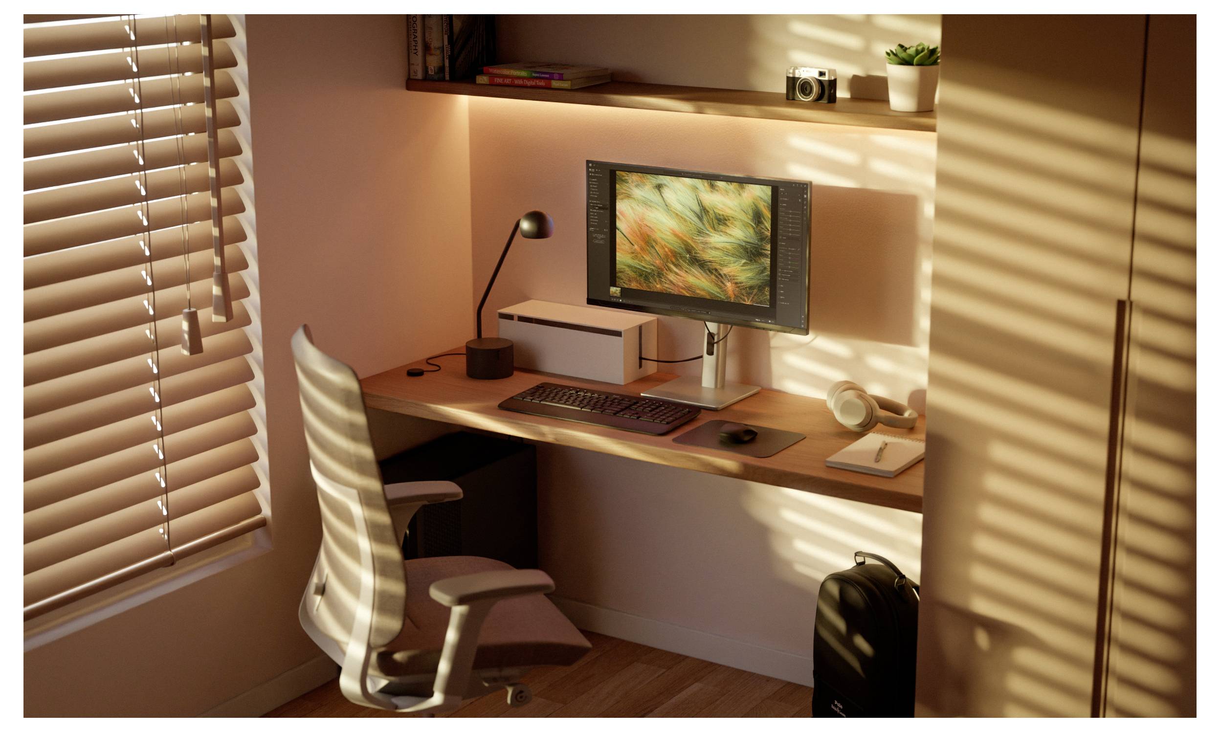 Zonnig thuiskantoor bureau met computermonitor, toetsenbord, stoel, lamp, koptelefoon en camera op een plank.