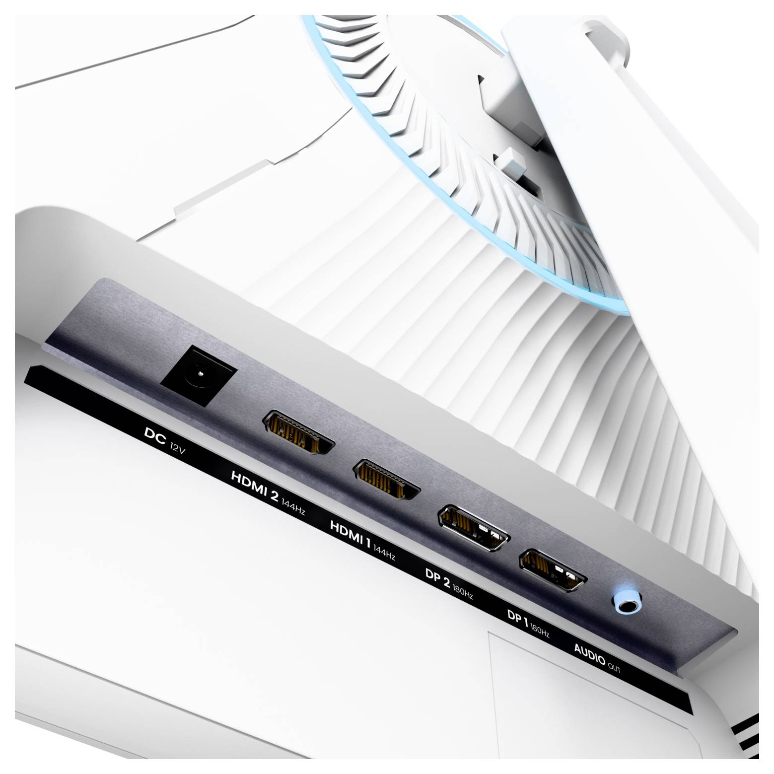 Close-up van het achterpaneel van een monitor met DC-stroomvoeding, HDMI 2.1 en HDMI 1.4-poorten, DisplayPort en audiojack onder een geventileerde standaard.