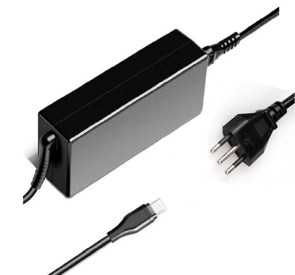 Zwarte rechthoekige stroomadapter met aangebonden snoer, tweepolige stekker en USB-C-aansluiting op een witte achtergrond.